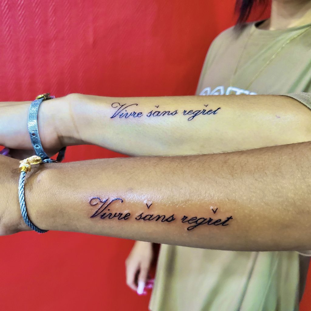 Vivre sans regrets tatouage bras duo