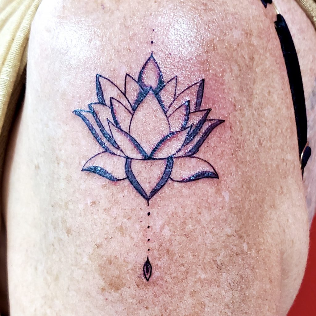 Fleur de lotus haut du bras